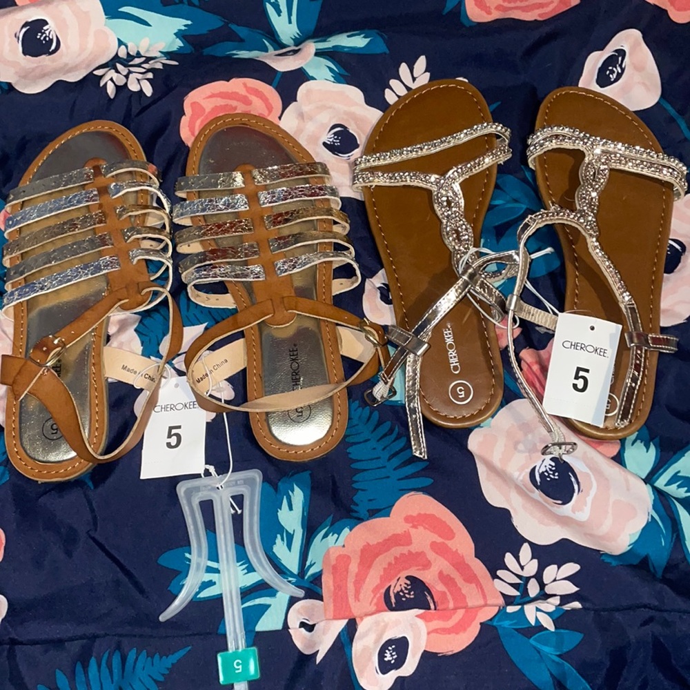 Girls Cherokee size 5 sandals. NWT.